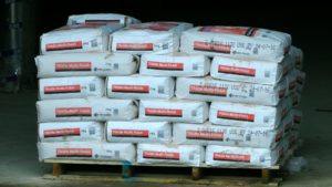 Pallet met gestapelde zakken